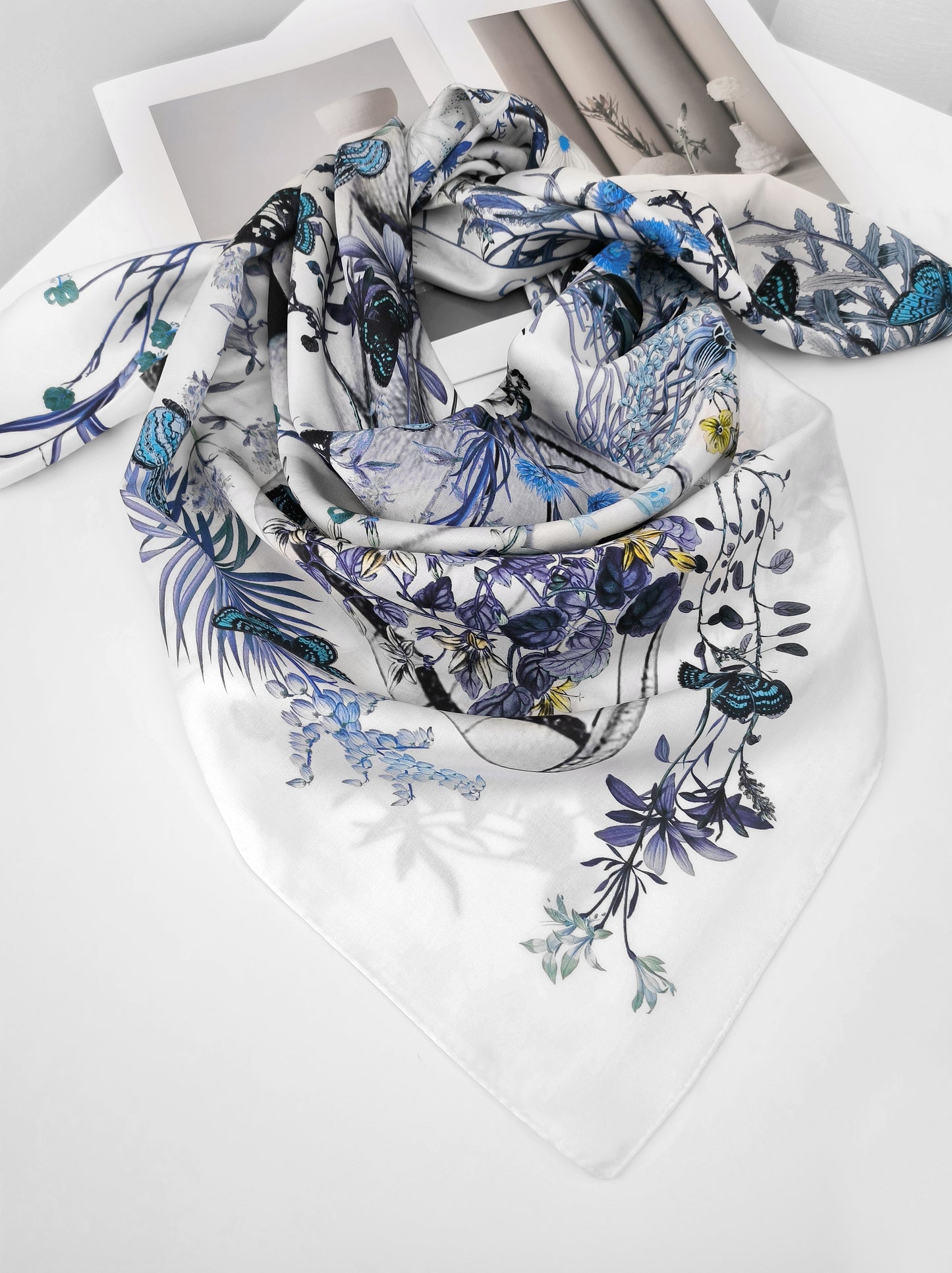 Quadratischer Schal mit Peach Garden-Print – Seiden-Woll-Modal-Mischung
