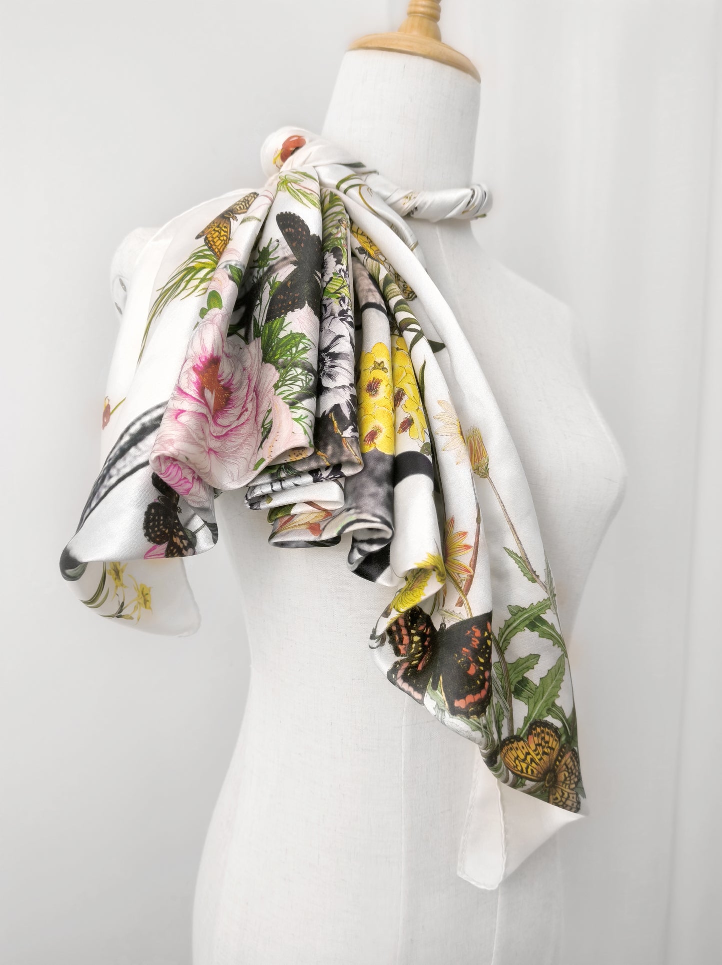 Quadratischer Schal mit Peach Garden-Print – Seiden-Woll-Modal-Mischung