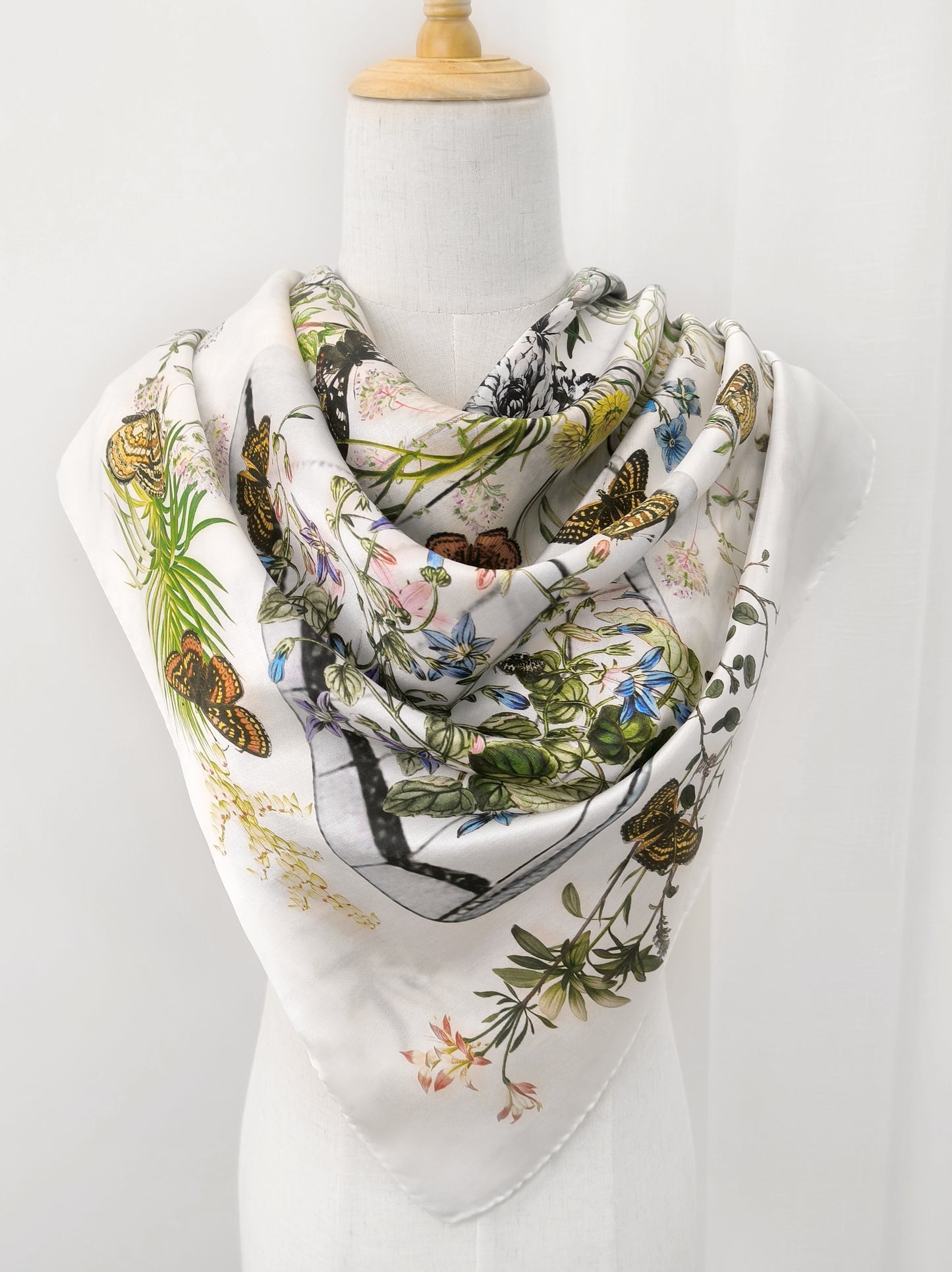 Quadratischer Schal mit Peach Garden-Print – Seiden-Woll-Modal-Mischung