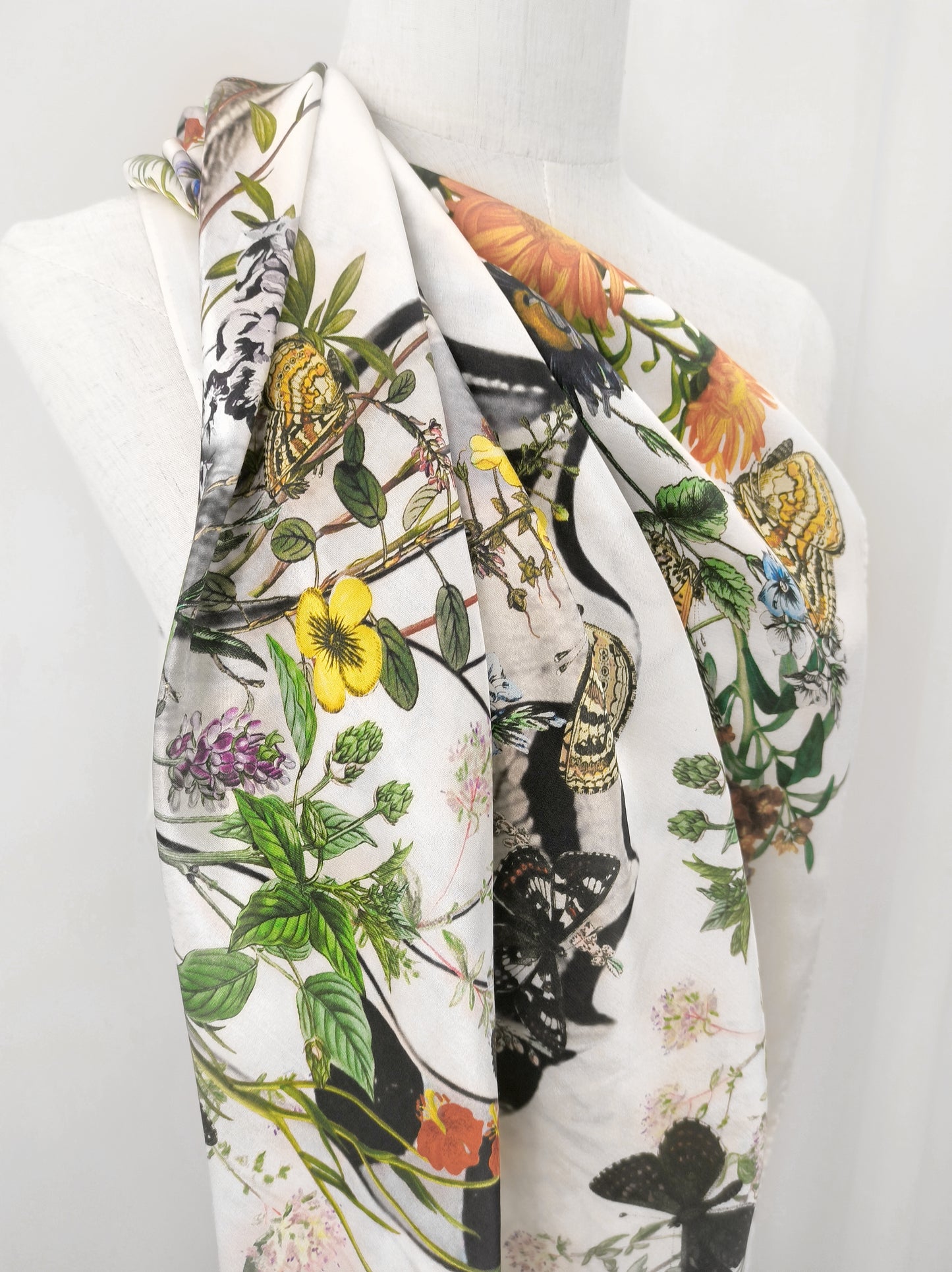 Quadratischer Schal mit Peach Garden-Print – Seiden-Woll-Modal-Mischung